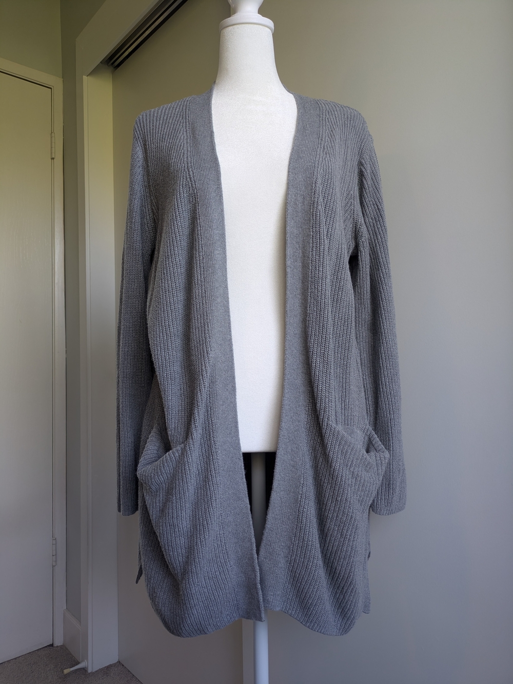M Gray Knit Old Navy Pockets Open-Front Women's Cardigan Sweater
